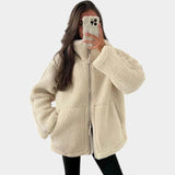 Petra – naiste oversized teddy mantel lukuga